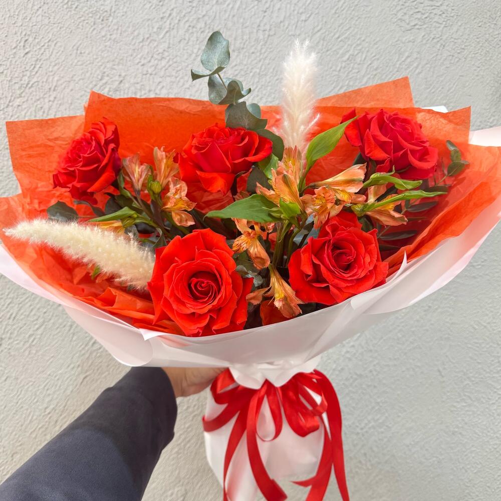 https://content2.flowwow-images.com/data/flowers/1000x1000/97/1733726765_61922697.jpg