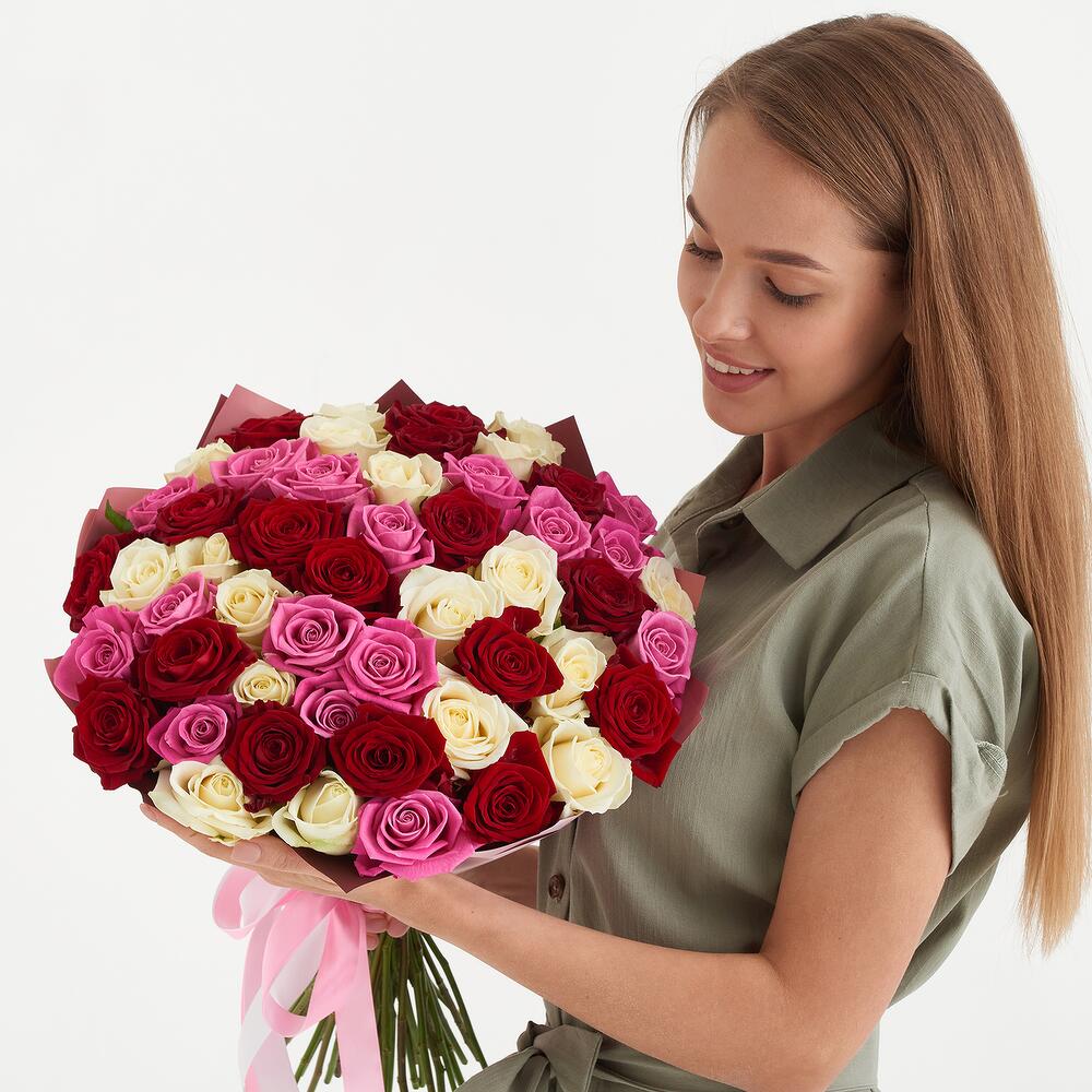 https://content2.flowwow-images.com/data/flowers/1000x1000/99/1678782771_85893399.jpg
