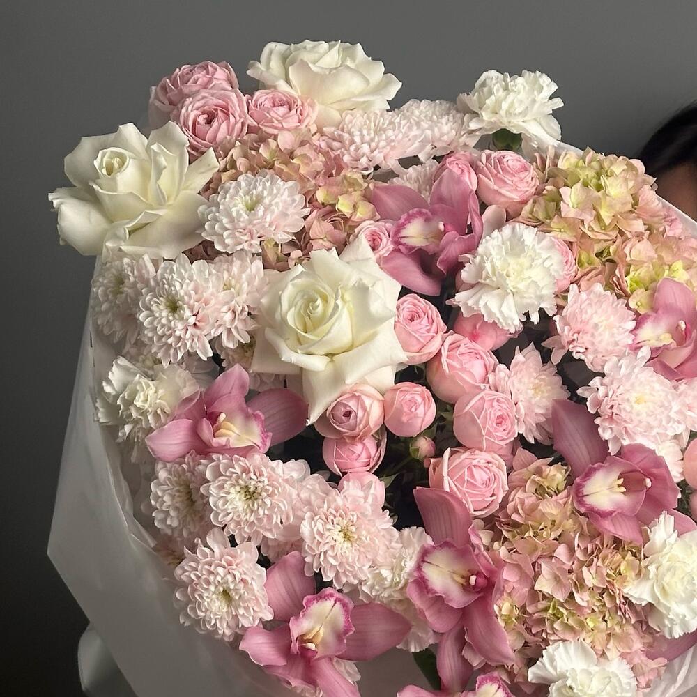 https://content2.flowwow-images.com/data/flowers/1000x1000/76/1730702853_73219776.jpg