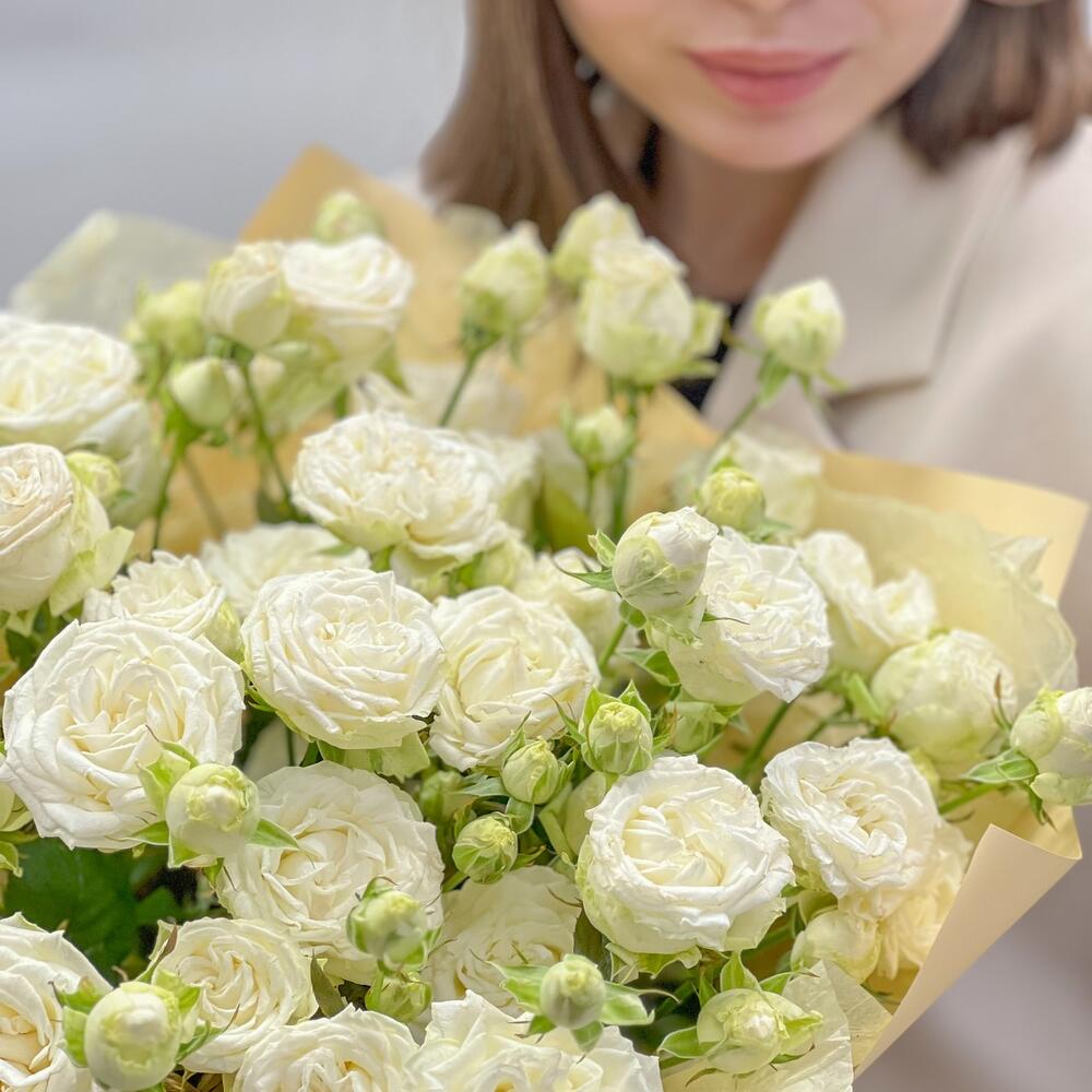 https://content2.flowwow-images.com/data/flowers/1000x1000/51/1736940356_98777651.jpg